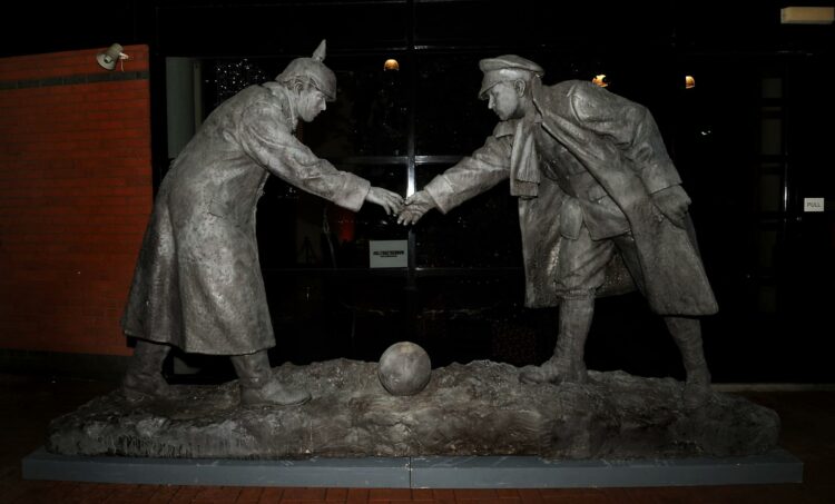 "All Together Now" :
una escultura conmemorativa de la Tregua de Navidad del 24 de diciembre de 1914, durante la Primera Guerra Mundial, se exhibe en la recepción del Estadio Britannia.