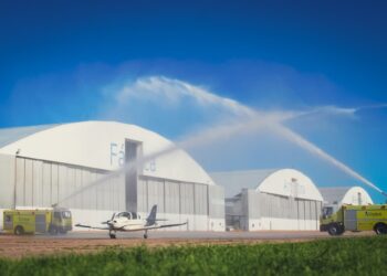 Junto al IA-63 Pampa III forma pilotos en una línea de entrenamiento gradual para poder volar aeronaves como los F-16 recientemente presentados en el país.