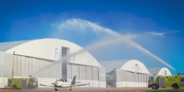 Junto al IA-63 Pampa III forma pilotos en una línea de entrenamiento gradual para poder volar aeronaves como los F-16 recientemente presentados en el país.