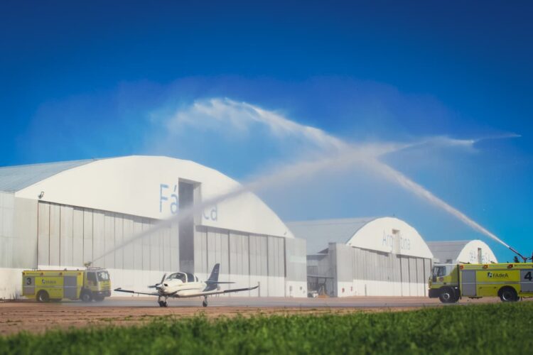 Junto al IA-63 Pampa III forma pilotos en una línea de entrenamiento gradual para poder volar aeronaves como los F-16 recientemente presentados en el país.