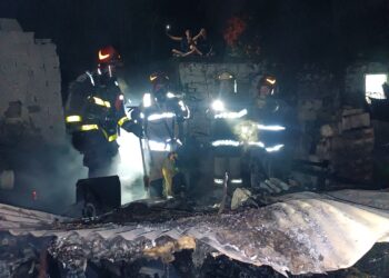 Bomberos controlaron un incendio en barrio El Sauce: una mujer sufrió quemaduras