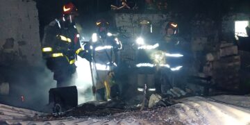 Bomberos controlaron un incendio en barrio El Sauce: una mujer sufrió quemaduras Bomberos controlaron un incendio en barrio El Sauce: una mujer sufrió quemaduras