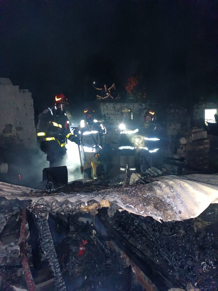 Bomberos controlaron un incendio en barrio El Sauce: una mujer sufrió quemaduras Bomberos controlaron un incendio en barrio El Sauce: una mujer sufrió quemaduras
