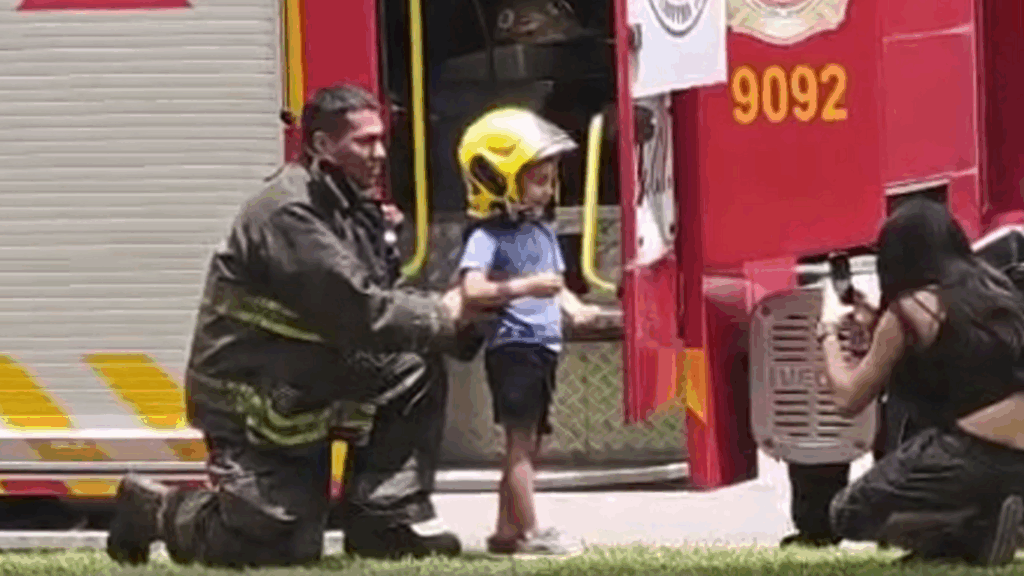 Tierno gesto de un bombero con un niño tras un incendio en barrio de Córdoba Tierno gesto de un bombero con un niño tras un incendio en barrio de Córdoba