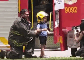 Tierno gesto de un bombero con un niño tras un incendio en barrio de Córdoba