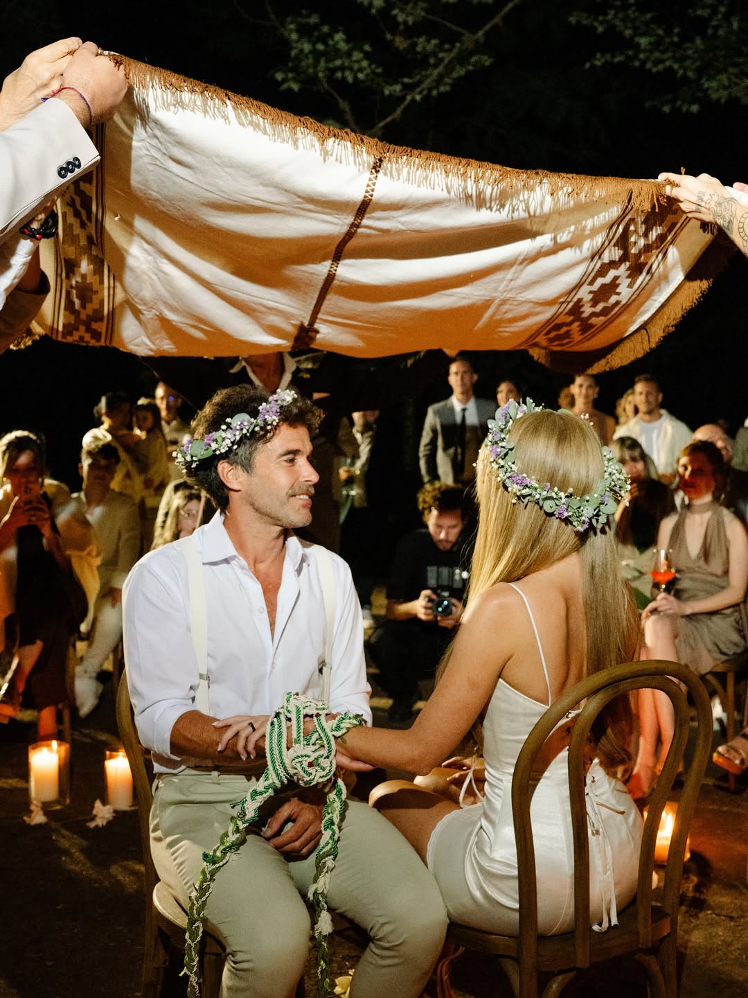 Durante el handfasting, los novios enlazan sus manos con cuerdas como gesto ancestral de promesa y conexión espiritual.