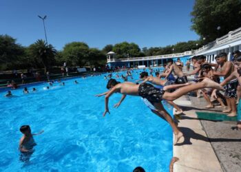 Habilitaron las piletas de los espacios municipales: horarios, requisitos y actividades