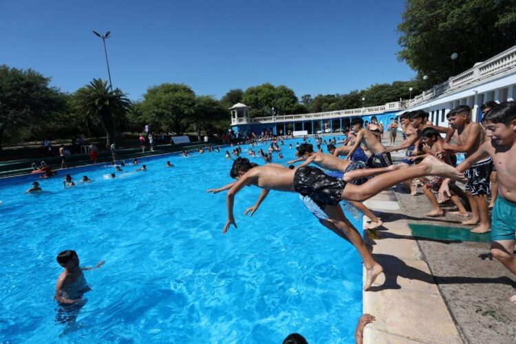 Habilitaron las piletas de los espacios municipales: horarios, requisitos y actividades Habilitaron las piletas de los espacios municipales: horarios, requisitos y actividades