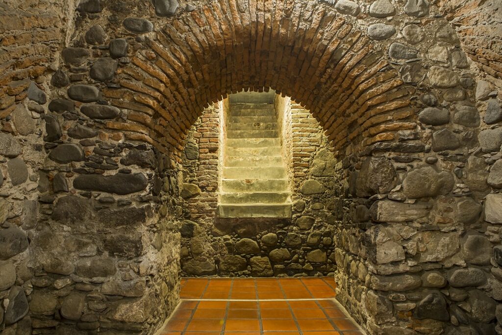 Luz que transforma el arte: la Cripta Jesuítica se llena de color y espiritualidad Luz que transforma el arte: la Cripta Jesuítica se llena de color y espiritualidad