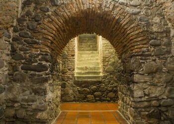 Luz que transforma el arte: la Cripta Jesuítica se llena de color y espiritualidad