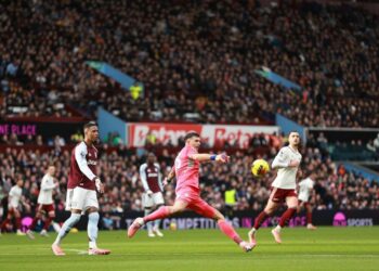 Aston Villa, con Emiliano Martínez disputando los 90 minutos, ganó agónicamente por 2-1.