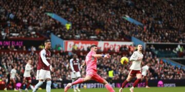 Aston Villa, con Emiliano Martínez disputando los 90 minutos, ganó agónicamente por 2-1.