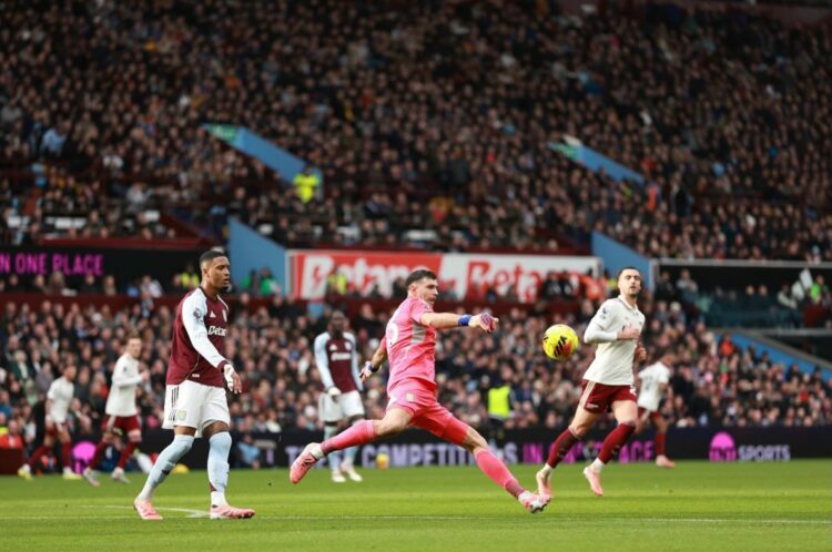 Con una gran actuación del Dibu Martínez y un gol de Buendía, el Aston Villa venció al Arsenal Aston Villa, con Emiliano Martínez disputando los 90 minutos, ganó agónicamente por 2-1.