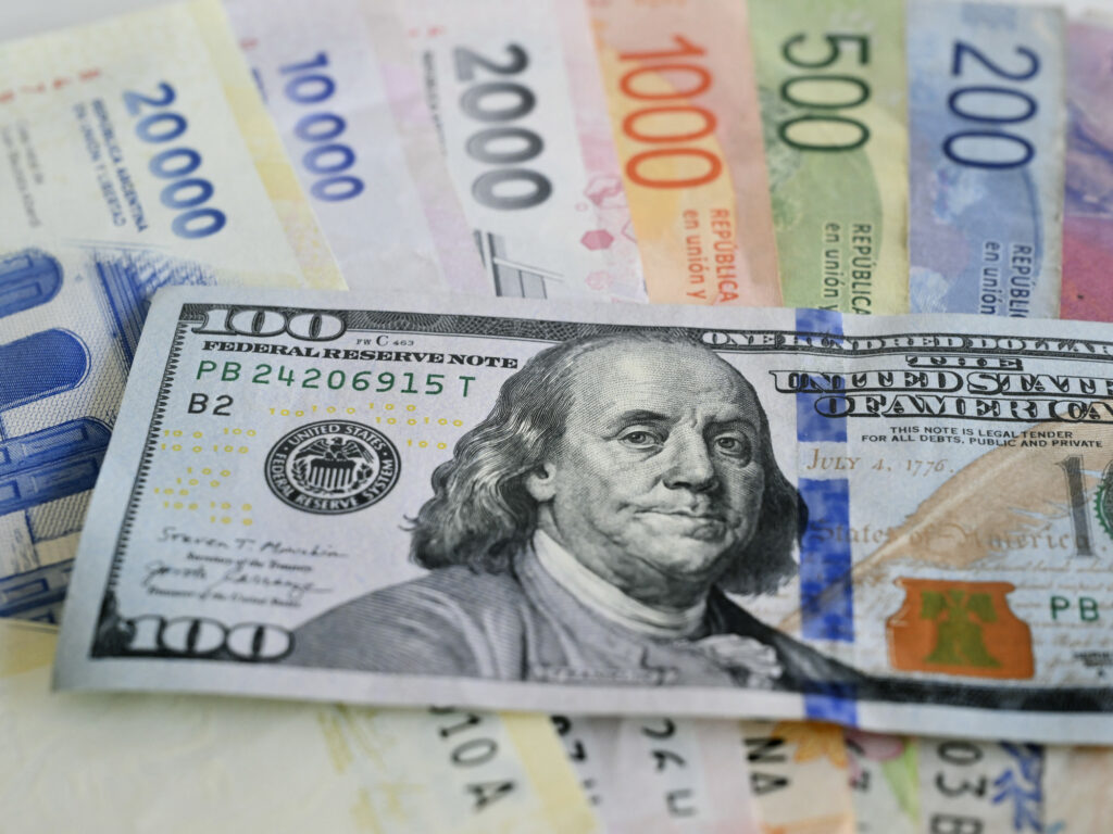El dólar hoy: el blue ronda los $1.530, y el oficial avanza levemente
