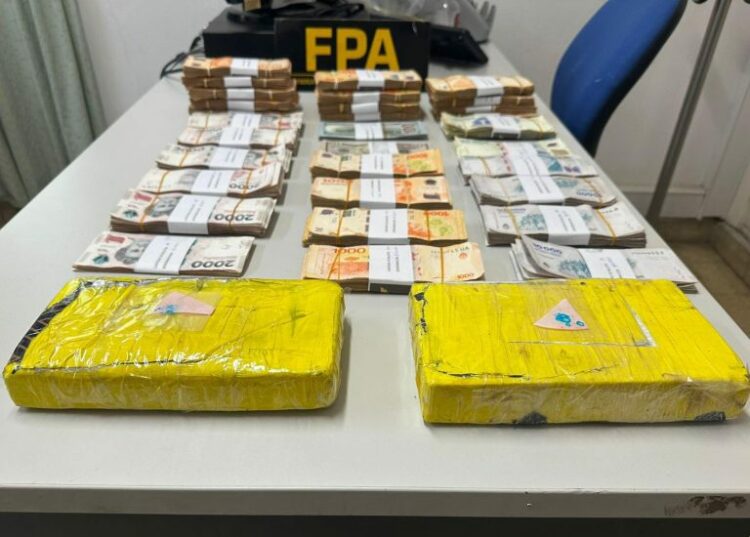 Más de 21.700 dosis de cocaína y seis de marihuana, junto a casi 14 millones de pesos y dólares, fueron incautadas durante los operativos en varios barrios de Córdoba.