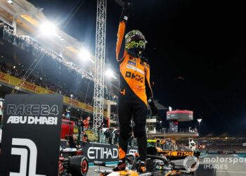 Norris logró su primer título mundial en una definición estratégica de McLaren