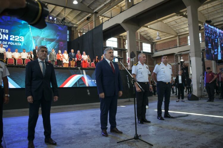 Anuncian una nueva sede para la escuela de suboficiales de la policía El gobernador Llaryora hizo el anuncio durante el acto de egreso de los flamantes agentes de policía.