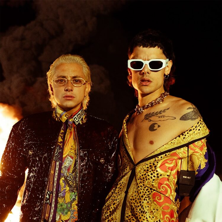 La semana pasada, el dúo anunció el estreno de Top of the hills y detalló las 12 canciones que formaban parte del disco.