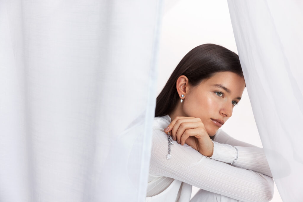 Pantone definió el color del 2026, se llama Cloud Dancer y es un blanco nube "Se percibe como un soplo de aire fresco, y actúa como símbolo de influencia tranquilizadora y serenidad", explicaron desde Motorola.