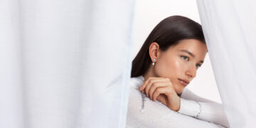 Pantone definió el color del 2026, se llama Cloud Dancer y es un blanco nube "Se percibe como un soplo de aire fresco, y actúa como símbolo de influencia tranquilizadora y serenidad", explicaron desde Motorola.