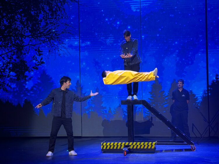 Momento impactante de “Épico: Legendario”, con Willy Magia y el Mago Matus haciendo levitar a una persona en el Teatro Luxor de Villa Carlos Paz.