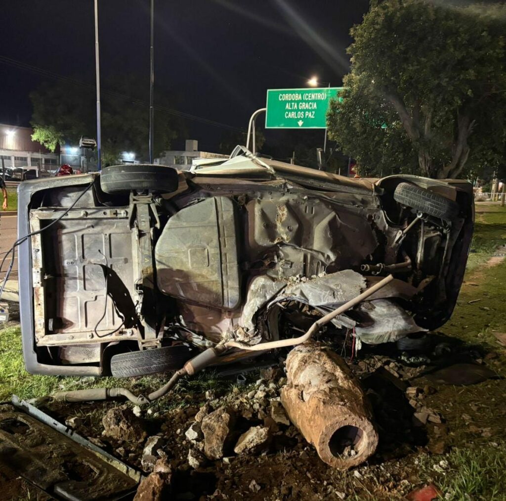 Fatal choque y vuelco: murió un hombre y una mujer resultó herida A raíz del impacto, el vehículo volcó y quedó apoyado sobre su lateral izquierdo, quedando ambos ocupantes atrapados en el habitáculo.