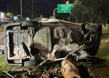 A raíz del impacto, el vehículo volcó y quedó apoyado sobre su lateral izquierdo, quedando ambos ocupantes atrapados en el habitáculo.