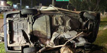 Fatal choque y vuelco: murió un hombre y una mujer resultó herida A raíz del impacto, el vehículo volcó y quedó apoyado sobre su lateral izquierdo, quedando ambos ocupantes atrapados en el habitáculo.