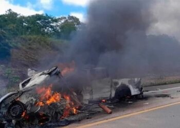 Tragedia vial: once muertos tras un choque frontal que terminó en incendio