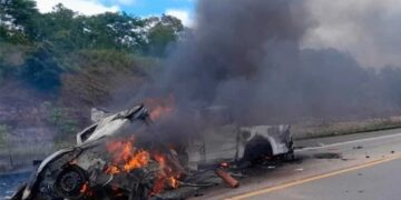 Tragedia vial: once muertos tras un choque frontal que terminó en incendio