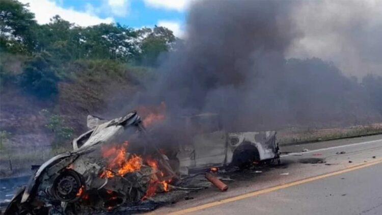 El choque frontal entre dos vehículos en la ruta BR-101, en el estado de Bahía, dejó once muertos y una persona gravemente herida, tras un incendio que consumió por completo las unidades involucradas.