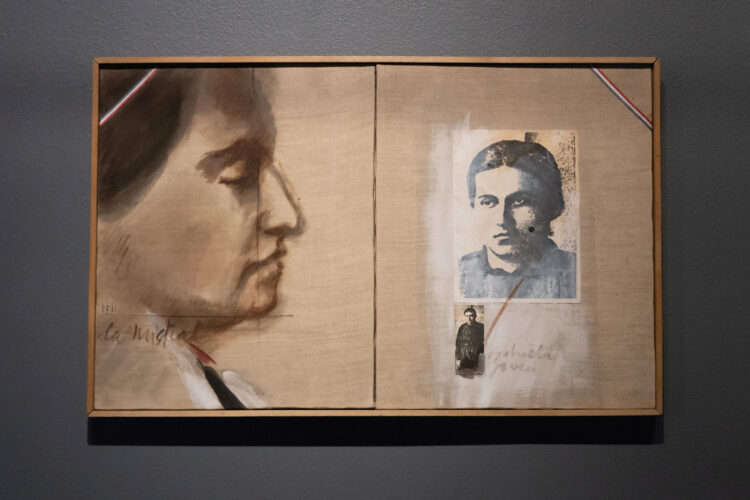 Una exposición en la Universidad de Chile reinterpreta el legado de Gabriela Mistral a 80 años de su Premio Nobel, combinando obras de arte, archivos históricos e inteligencia artificial para acercar su voz al presente.