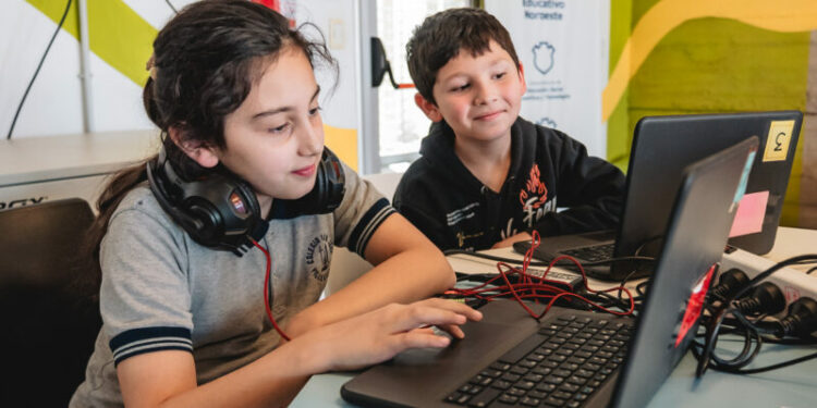 Córdoba impulsa talleres tecnológicos gratuitos para todas las edades Niños, jóvenes y adultos participan de los talleres gratuitos de tecnología, ciencia y artes que la Municipalidad de Córdoba impulsa este verano en Parques Educativos y Centros de Encuentro Barrial, con propuestas que se extenderán hasta el 13 de febrero.