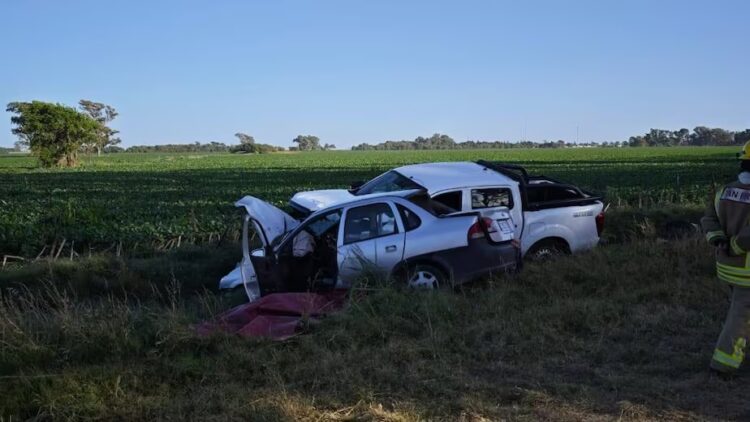 La mujer murió y un nene y un hombre resultaron heridos al chocar dos vehículos en ruta 8, en Sampacho.