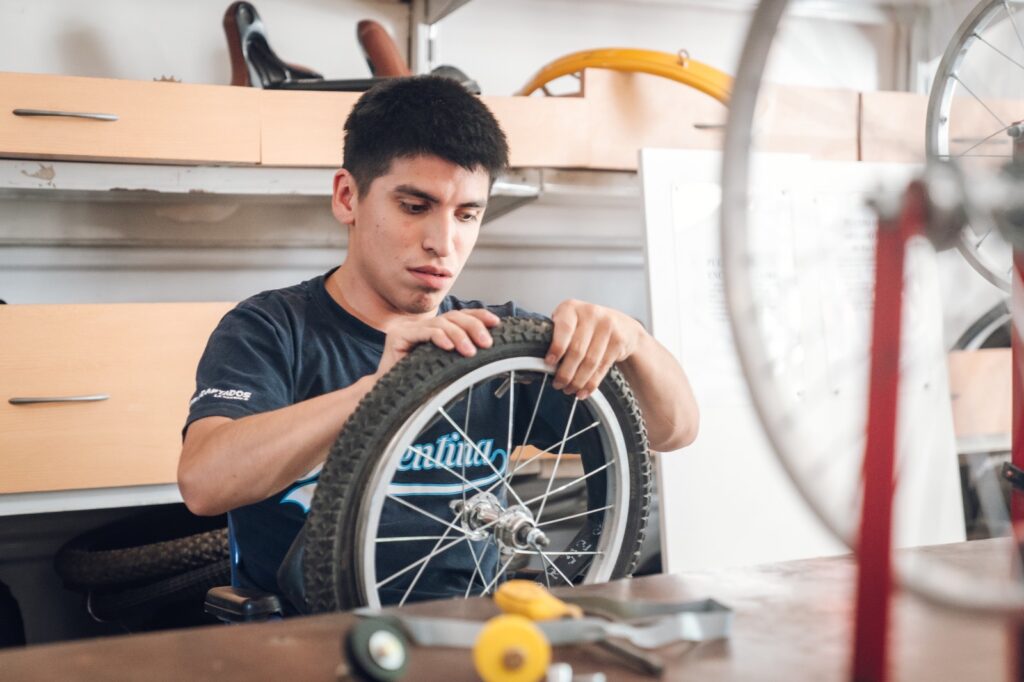 Capacitan a jóvenes con discapacidad en producción de bicicletas adaptadas