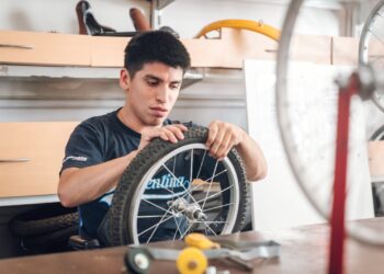 Capacitan a jóvenes con discapacidad en producción de bicicletas adaptadas