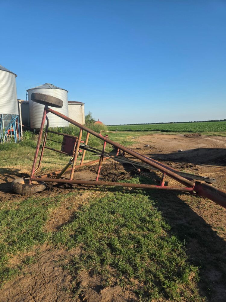 El trágico accidente ocurrió en una estancia de la zona rural de Candelaria Sud, donde un joven de 19 años perdió la vida tras ser aplastado por una maquinaria agrícola mientras realizaba tareas rurales.