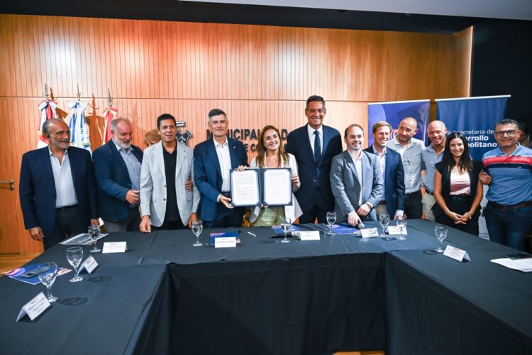 El acuerdo fue suscripto en el auditorio del Palacio Seis de Julio.