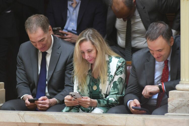 Diego Santilli, Karina Milei y Manuel Adorni con la vista puesta en las novedades que surgen de la reforma laboral.