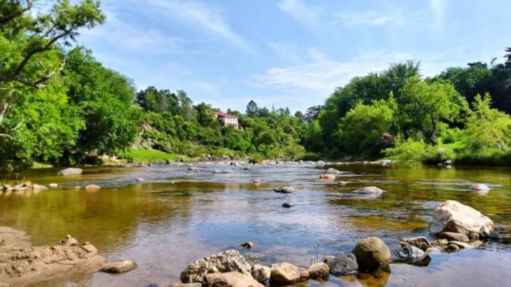 Aguas claras y playas de arena así es el balneario Piedras Negras.