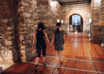 Allí se encuentra exhibida la muestra “Íconos iluminados”.