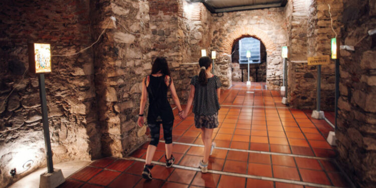 Allí se encuentra exhibida la muestra “Íconos iluminados”.