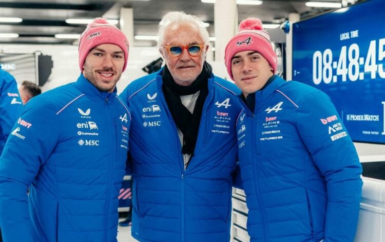 Franco Colapinto y Pierre Gasly junto a Flavio Briatore.