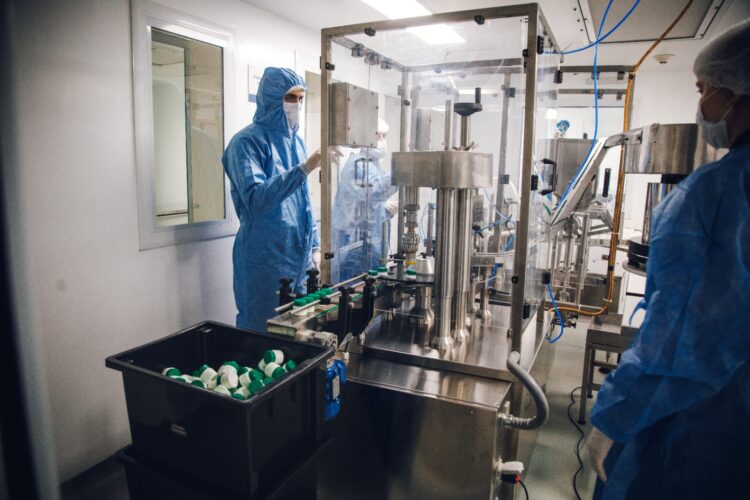 Ambas producciones se realizan bajo estándares farmacéuticos y son parte del trabajo del Laboratorio Municipal