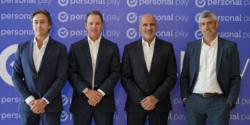 Banco Macro y Telecom sellan alianza para potenciar Personal Pay. De izquierda a derecha: Juan Parma, CEO de Banco Macro, Jorge Brito, Presidente de Banco Macro, Roberto Nobile, CEO de Personal, y Martín Heine, CEO de Personal Pay.