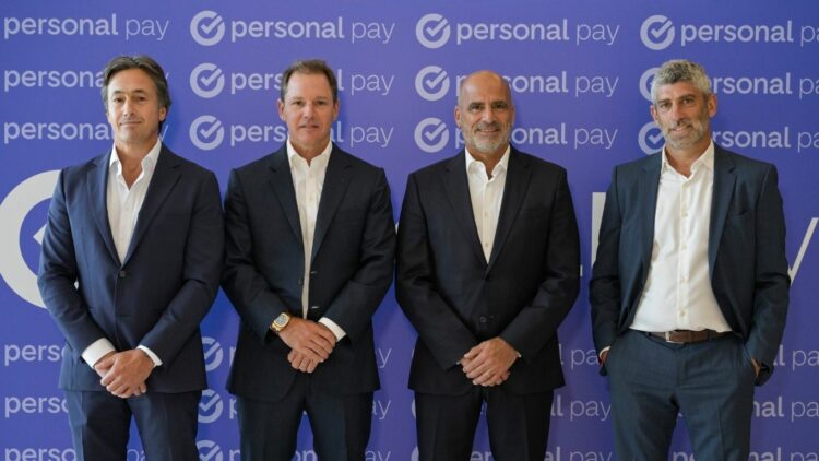 Banco Macro y Telecom sellan alianza para potenciar Personal Pay. De izquierda a derecha: Juan Parma, CEO de Banco Macro, Jorge Brito, Presidente de Banco Macro, Roberto Nobile, CEO de Personal, y Martín Heine, CEO de Personal Pay.