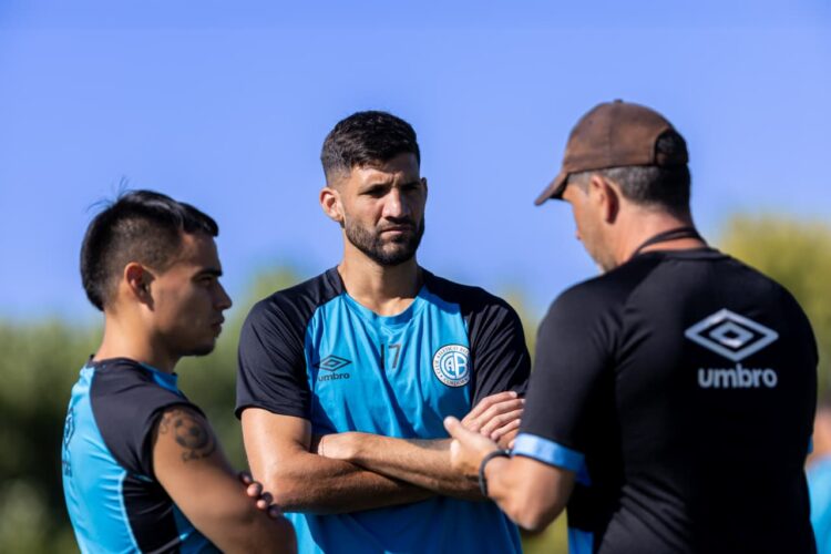 Los referentes Lisandro López y Lucas Zelarayán dialogan con el entrenador Ricardo Zielinski.