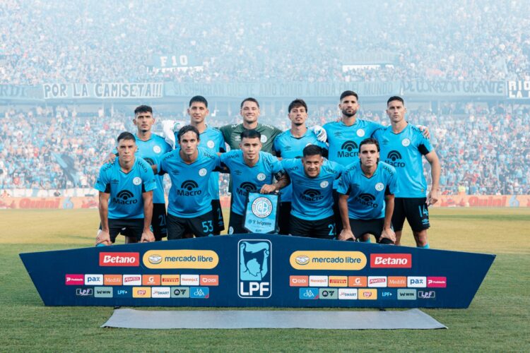 El Pirata levanta el telón ante su público.