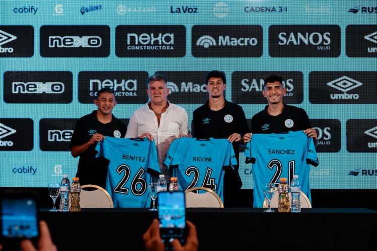 Los tres refuerzos junto al presidente del Pirata, Luis Fabián Artime.