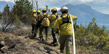 Bomberos cordobeses continúan combatiendo el fuego en El Maitén